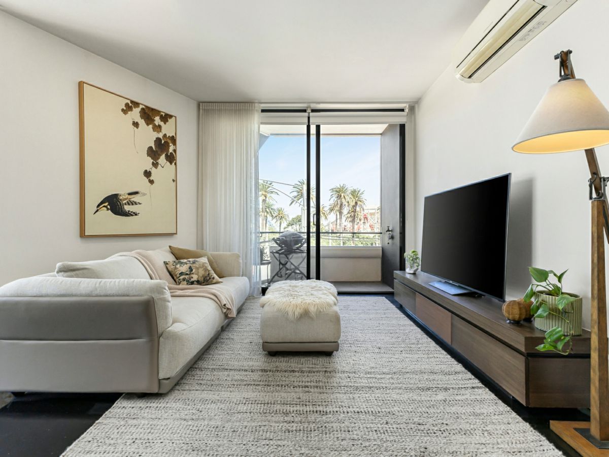 205/72 Acland Street, St Kilda - image 2