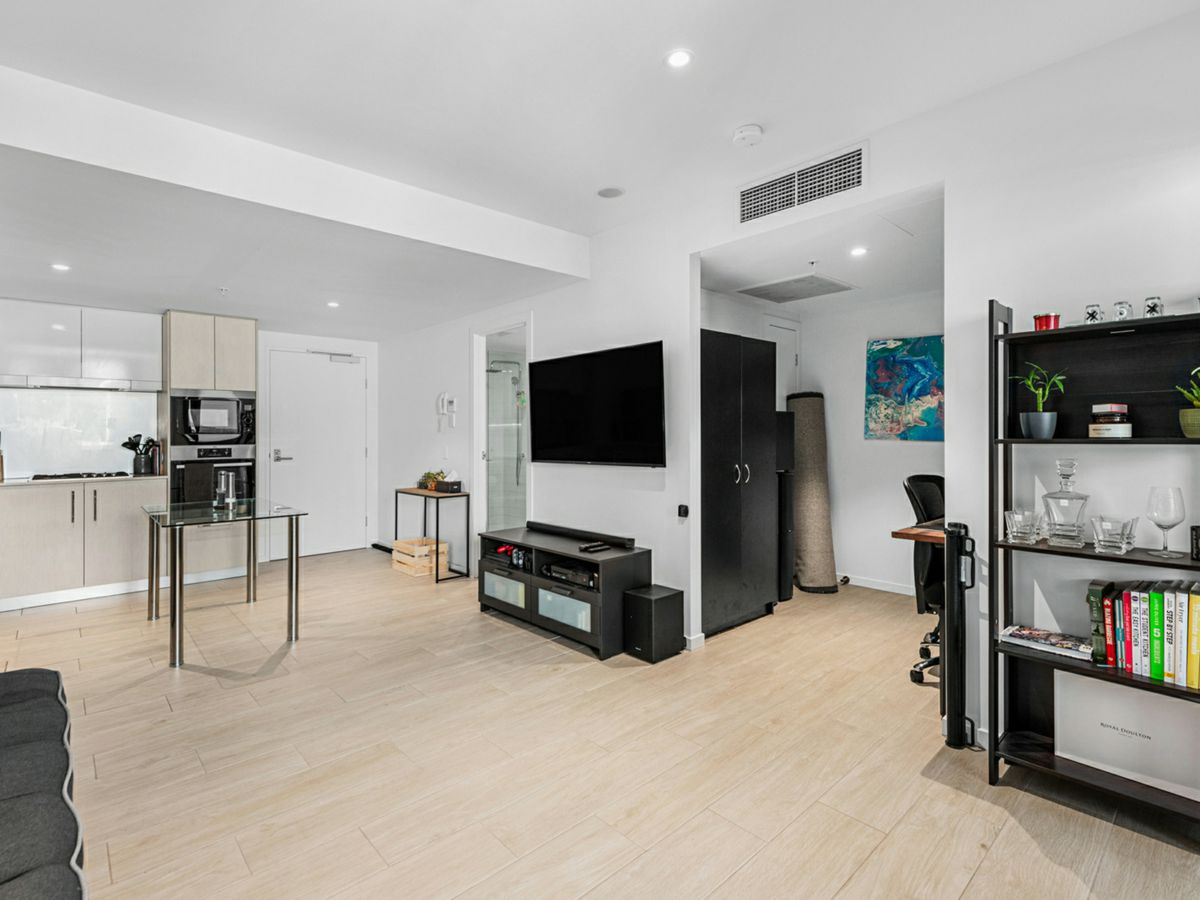 802/95 Linton Street, Kangaroo Point - image 2