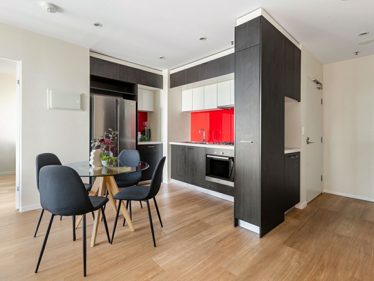 2901/8 Sutherland Street, Melbourne - image 2