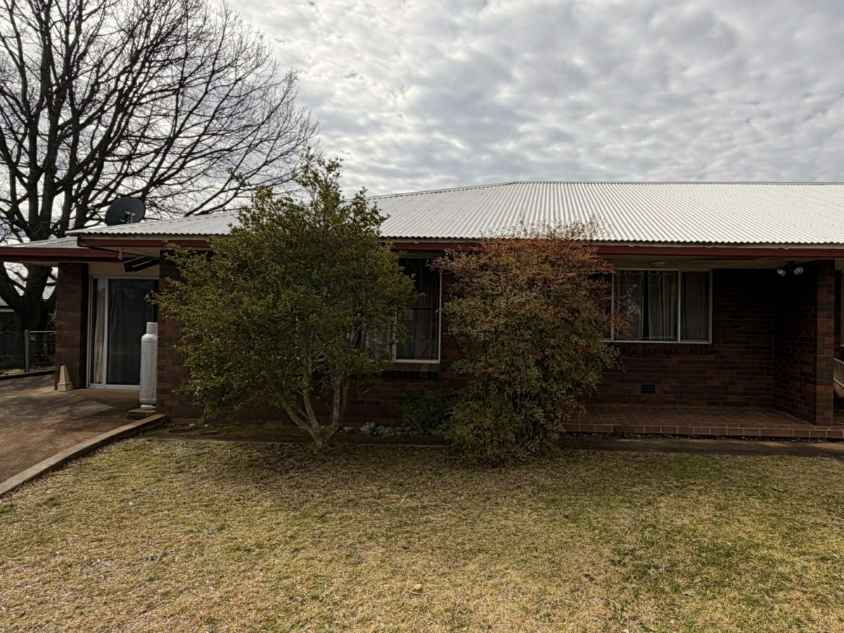 2/1 Sunset Avenue, Armidale - image 1