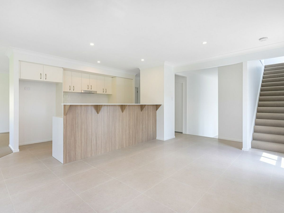 5 Blue Lakes Place, North Kellyville - image 2