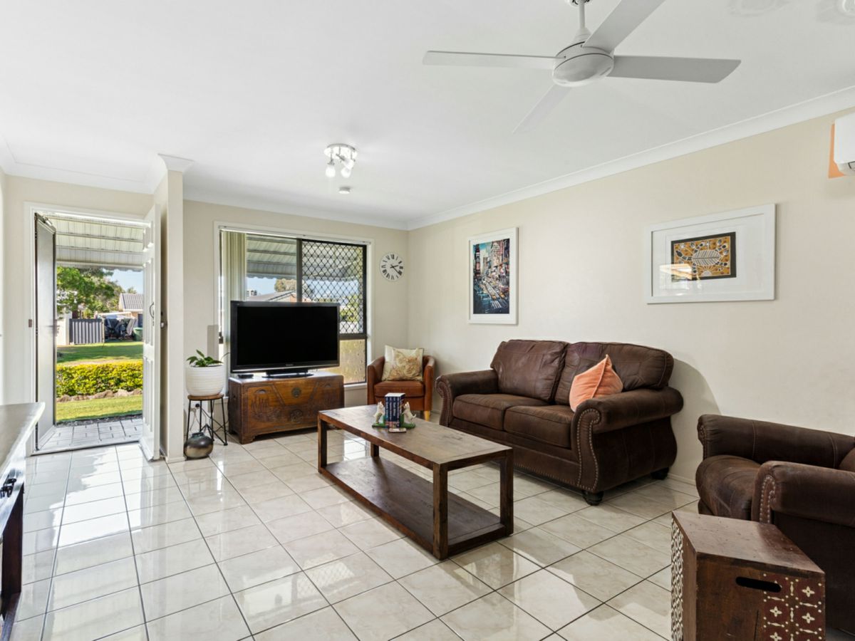90 Wavell Avenue, Golden Beach - image 2
