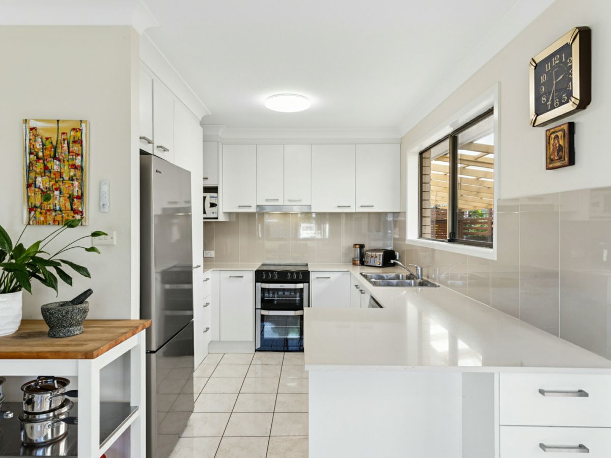 90 Wavell Avenue, Golden Beach - image 3