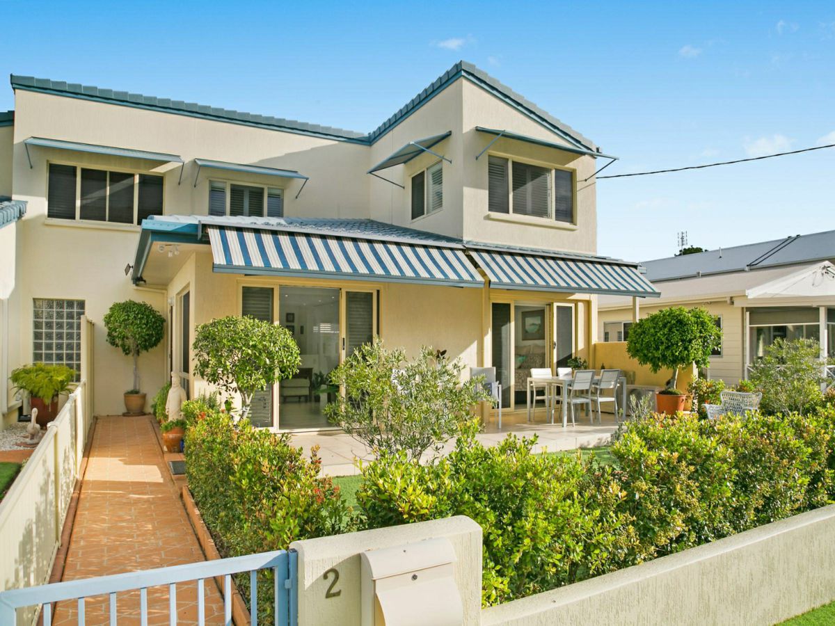 2/2 Burke Street, Golden Beach - image 1