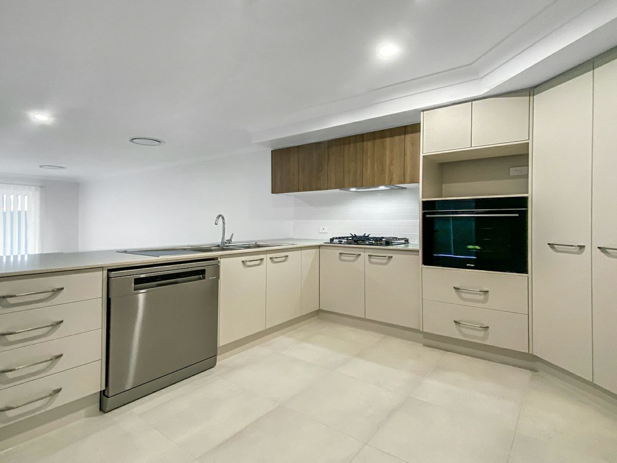 18 Davis Crescent, Caerleon - image 2