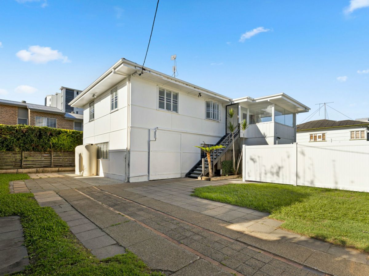 17 Central Street, Labrador - image 1