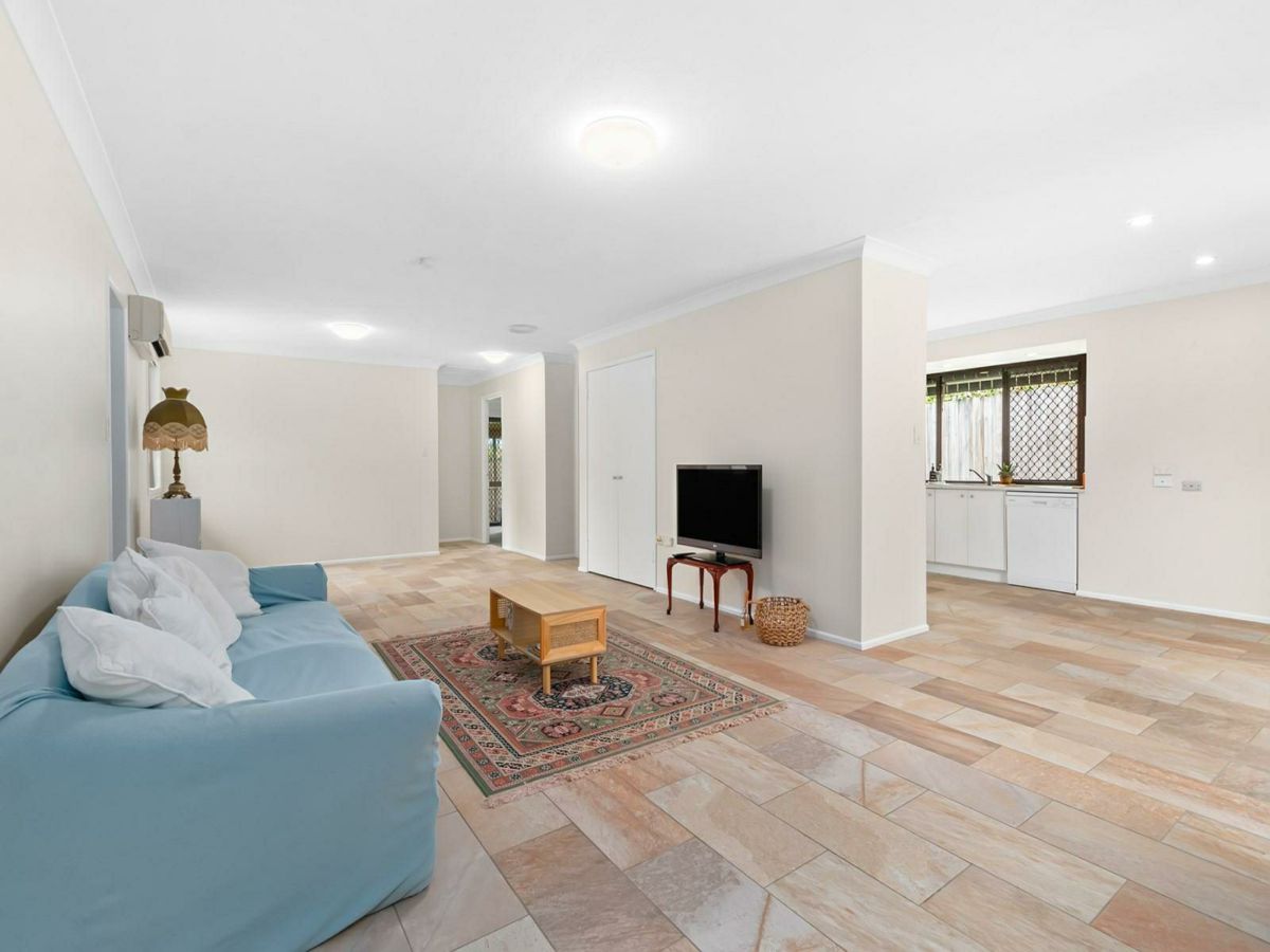 32 Golden Crescent, Southport - image 2