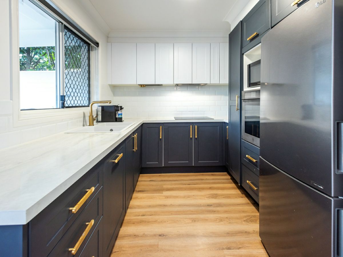 2/100 Cotlew Street East, Southport - image 1