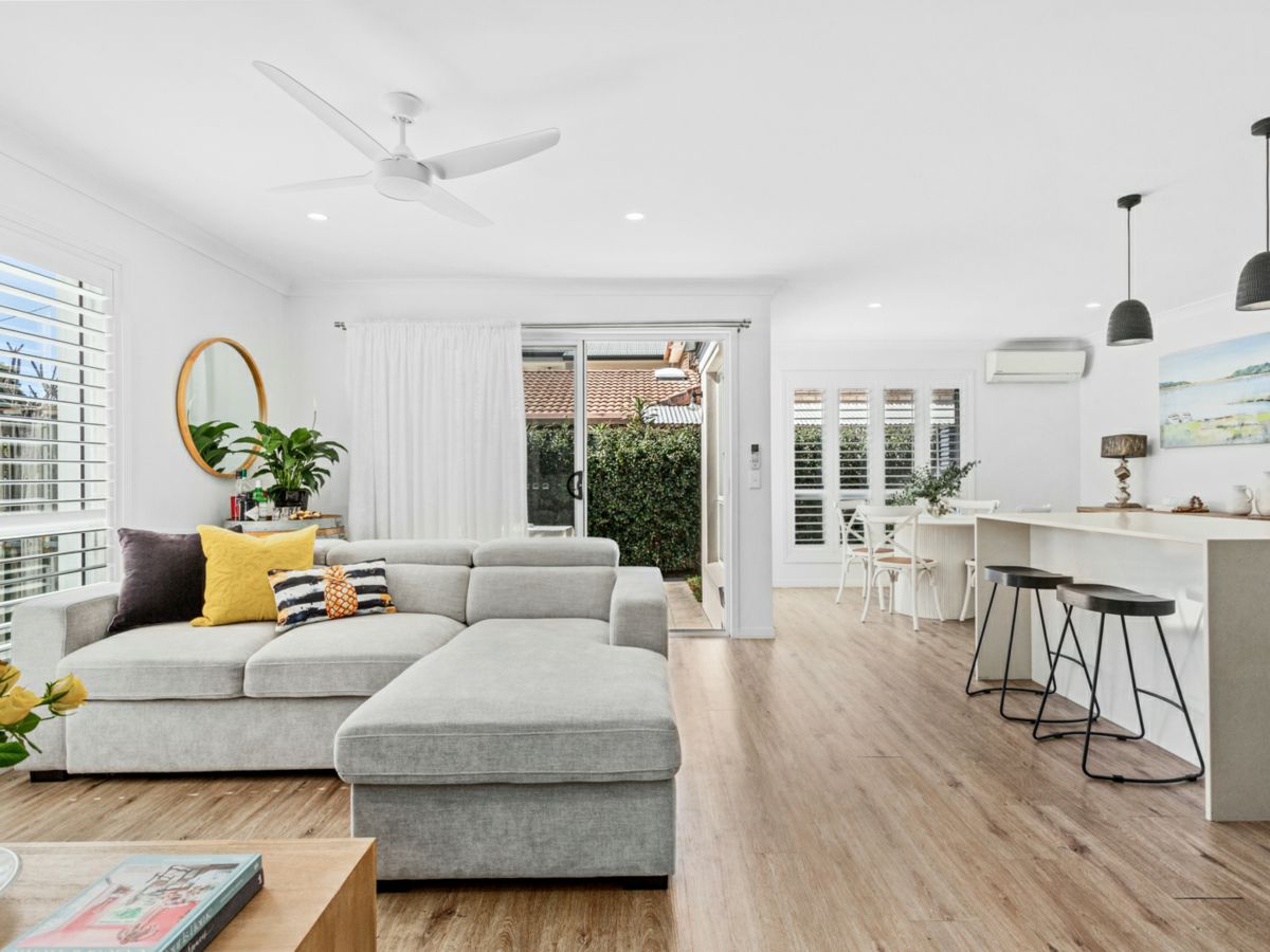 1/38 Robert Street, Labrador - image 1