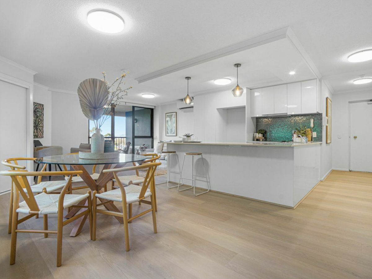 2A/114 Marine Parade, Southport - image 1