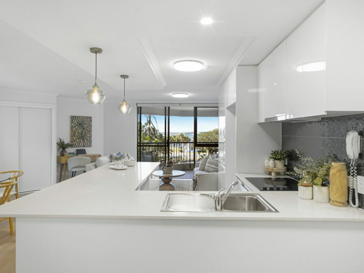 2A/114 Marine Parade, Southport - image 2