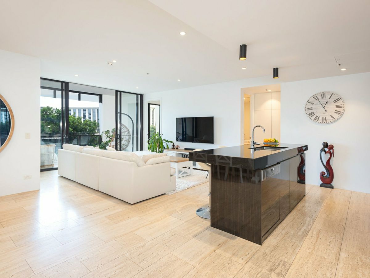 202E/1 Marina Drive, Benowa - image 1