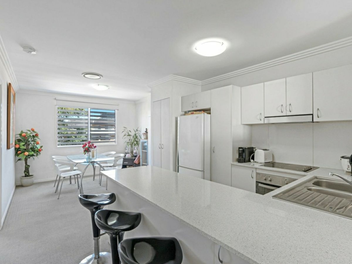 24/6 Rose Street, Southport - image 1