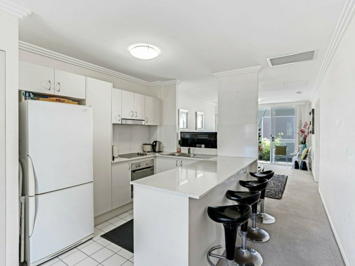 24/6 Rose Street, Southport - image 2