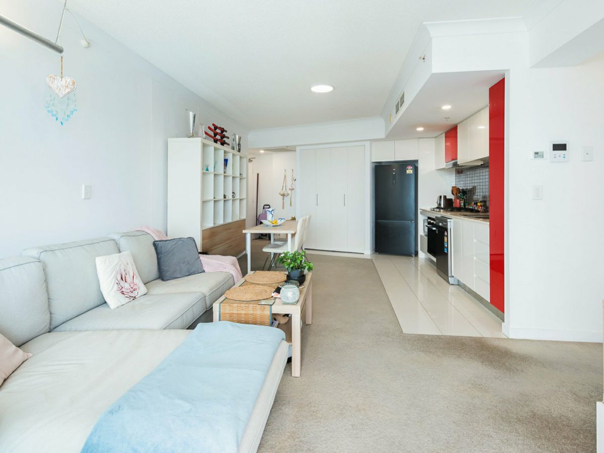 21007/5 Lawson Street, Southport - image 2