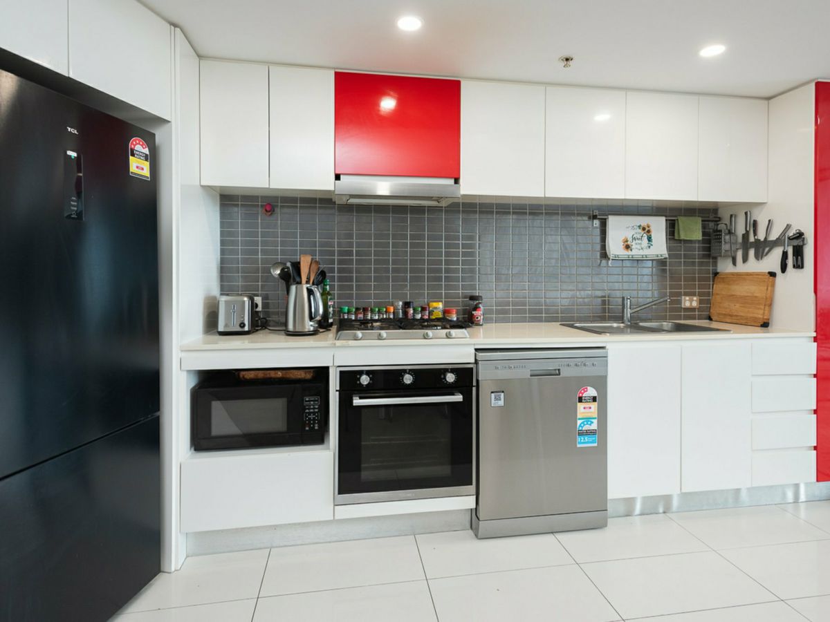 21007/5 Lawson Street, Southport - image 3