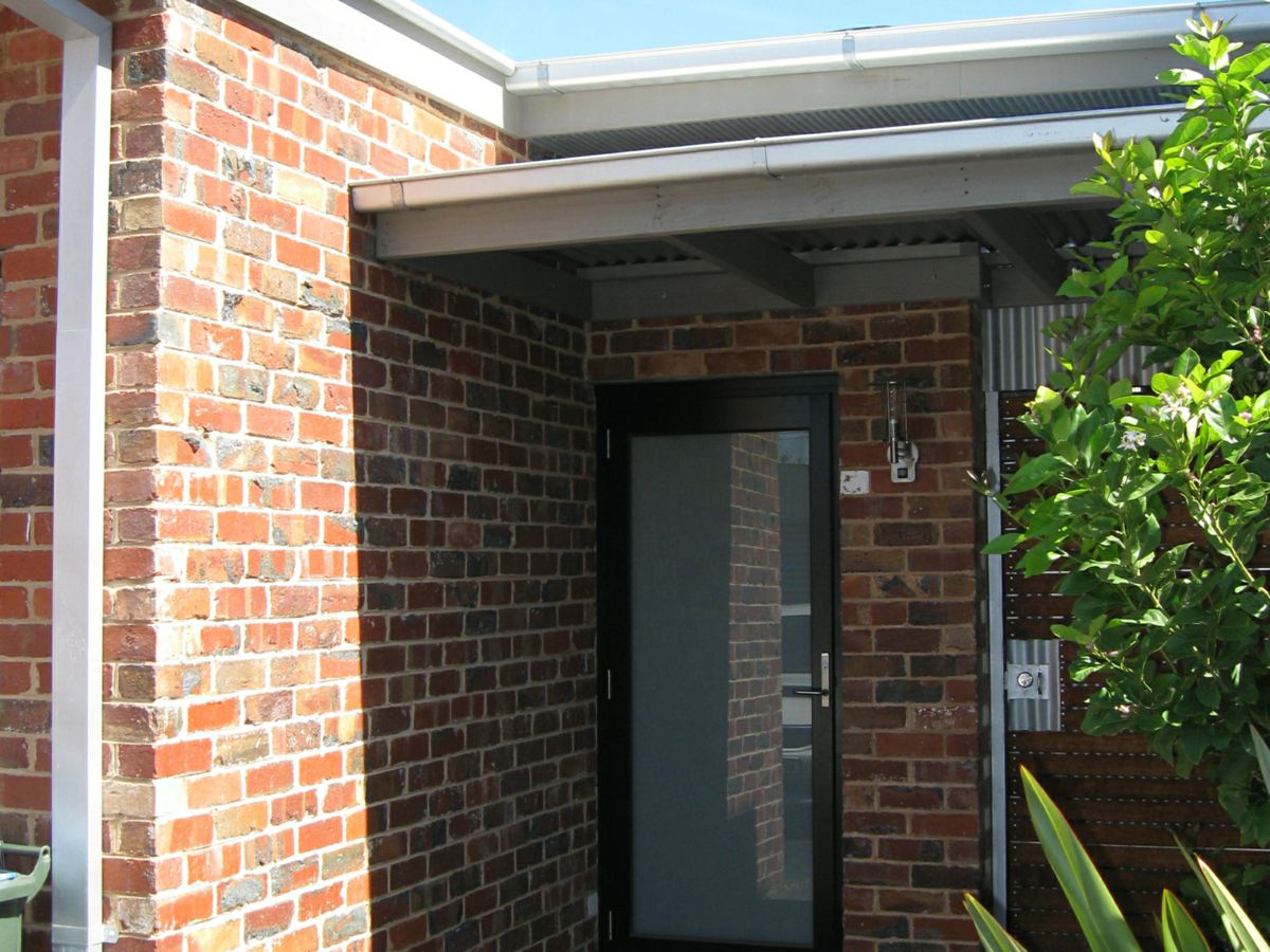 REAR/102 Miller Street, Preston - image 1