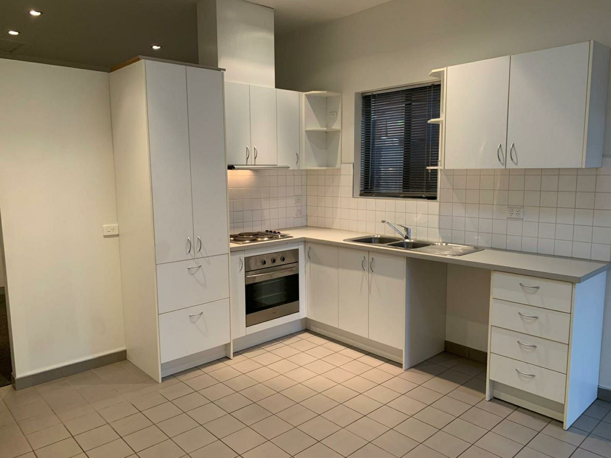 REAR/102 Miller Street, Preston - image 2