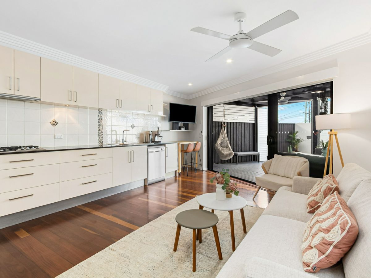 2/69 Dixon Street, Coolangatta - image 2
