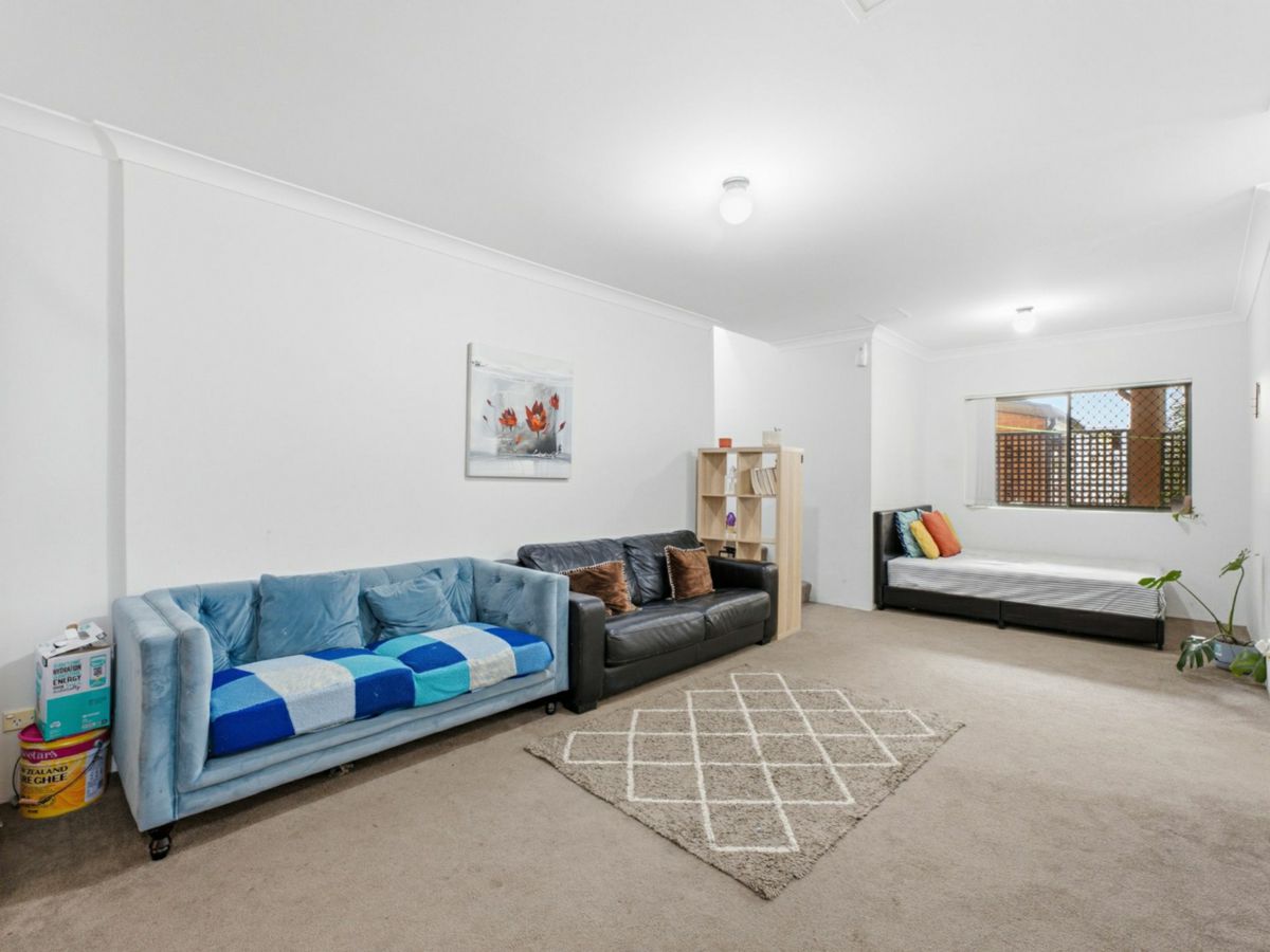 4/11 Fourth Avenue, Blacktown - image 2