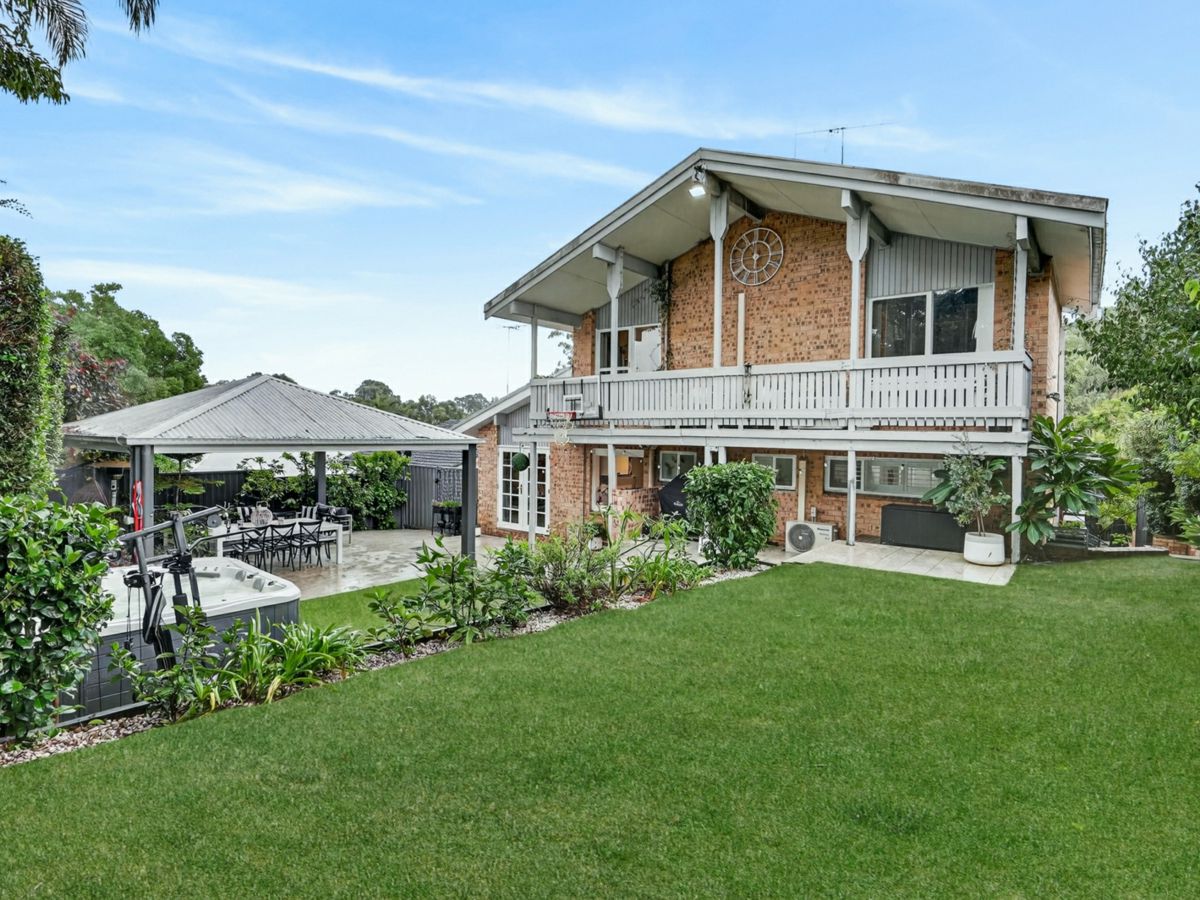 27 James Cook Drive, Kings Langley - image 1