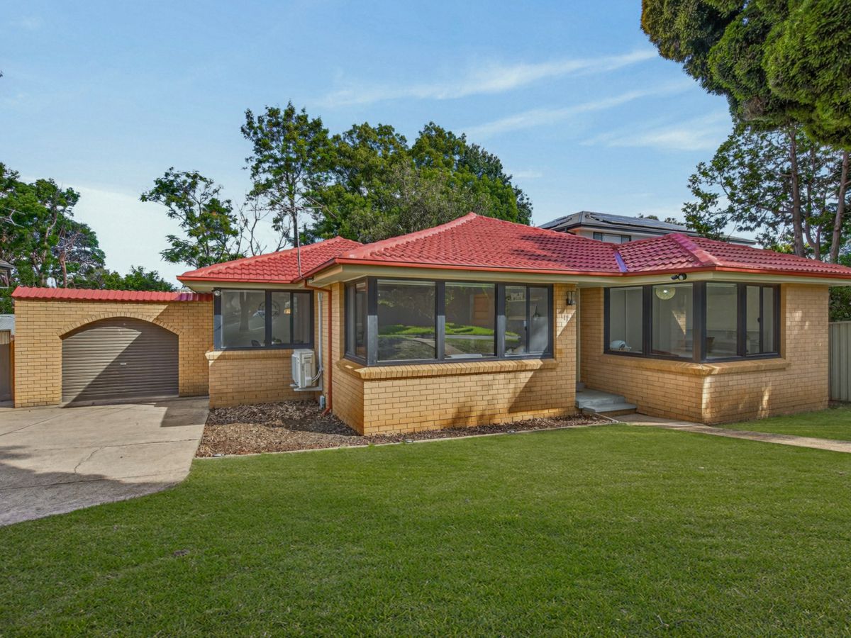 17 Sanders Crescent, Kings Langley - image 1