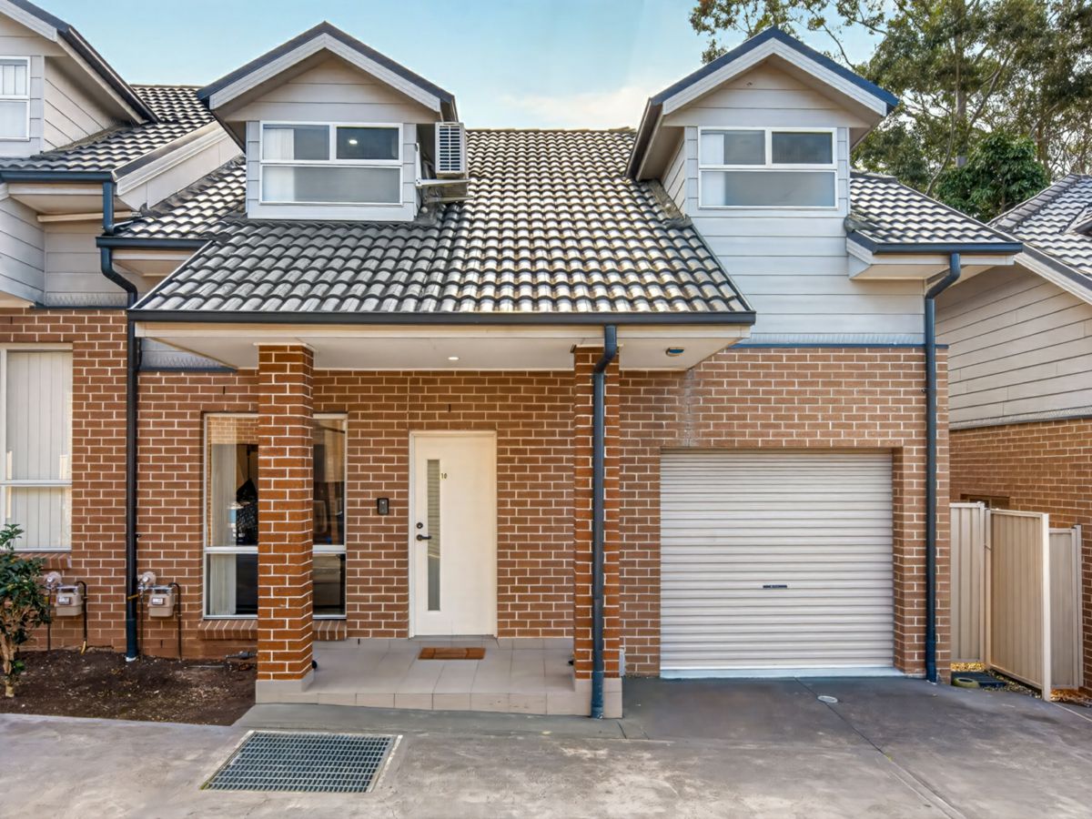 10/11 Carinya Road, Girraween - image 1