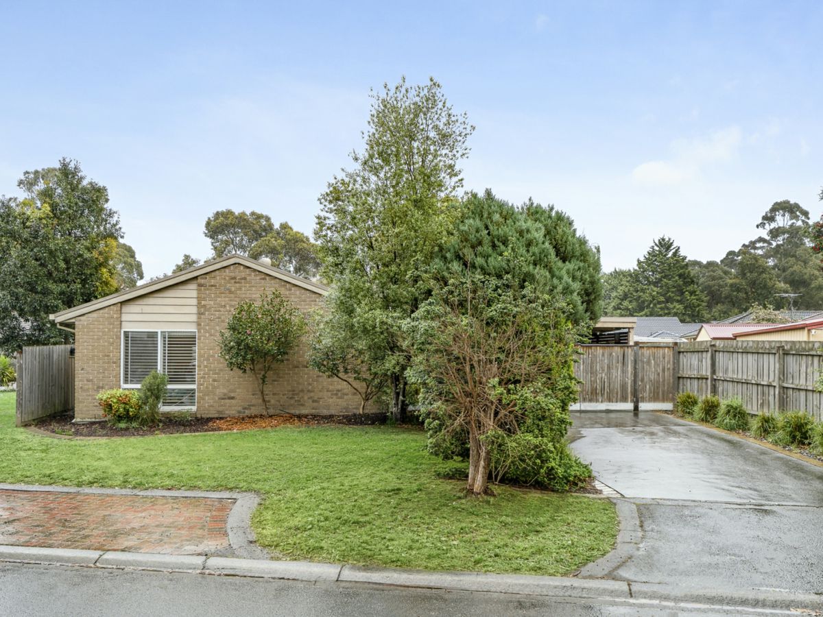 19 Wildwood Walk, Croydon South - image 1