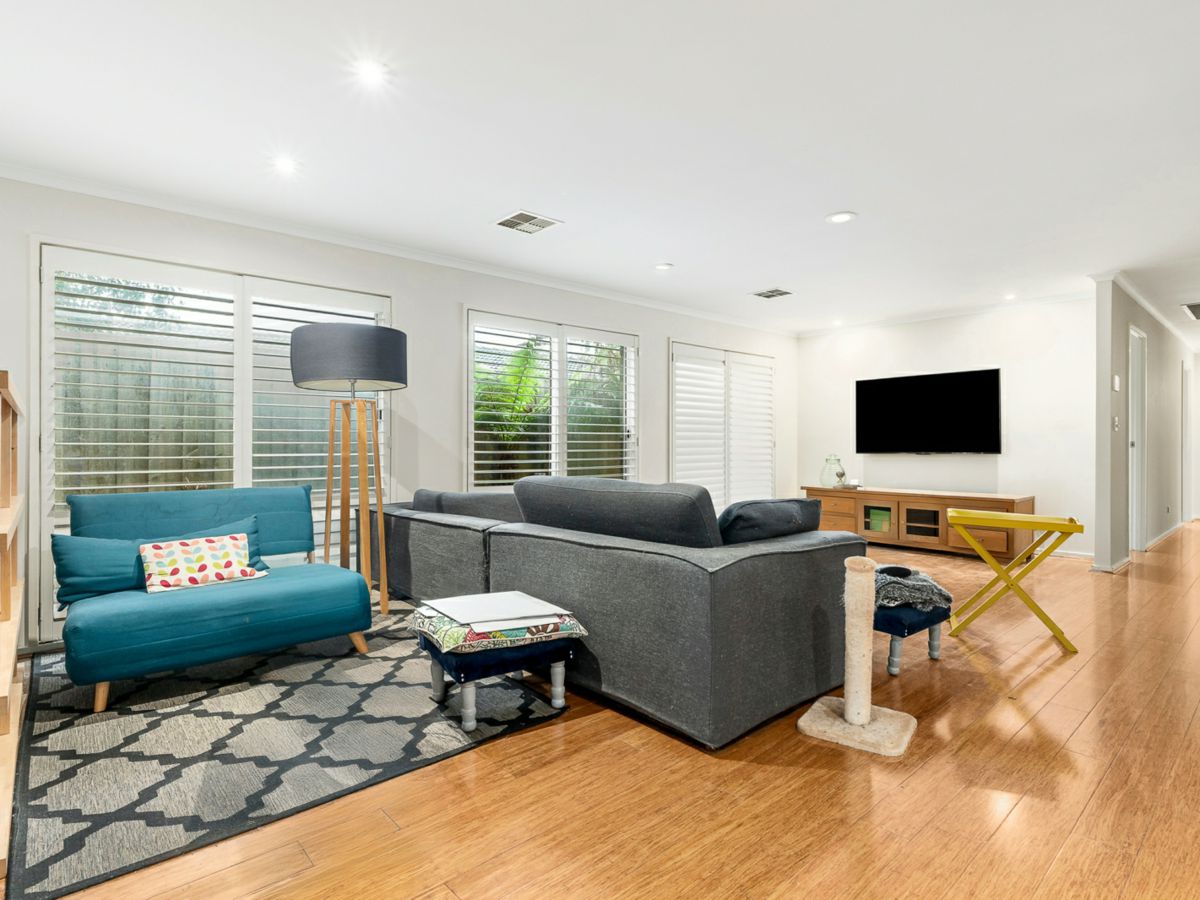 19 Wildwood Walk, Croydon South - image 3