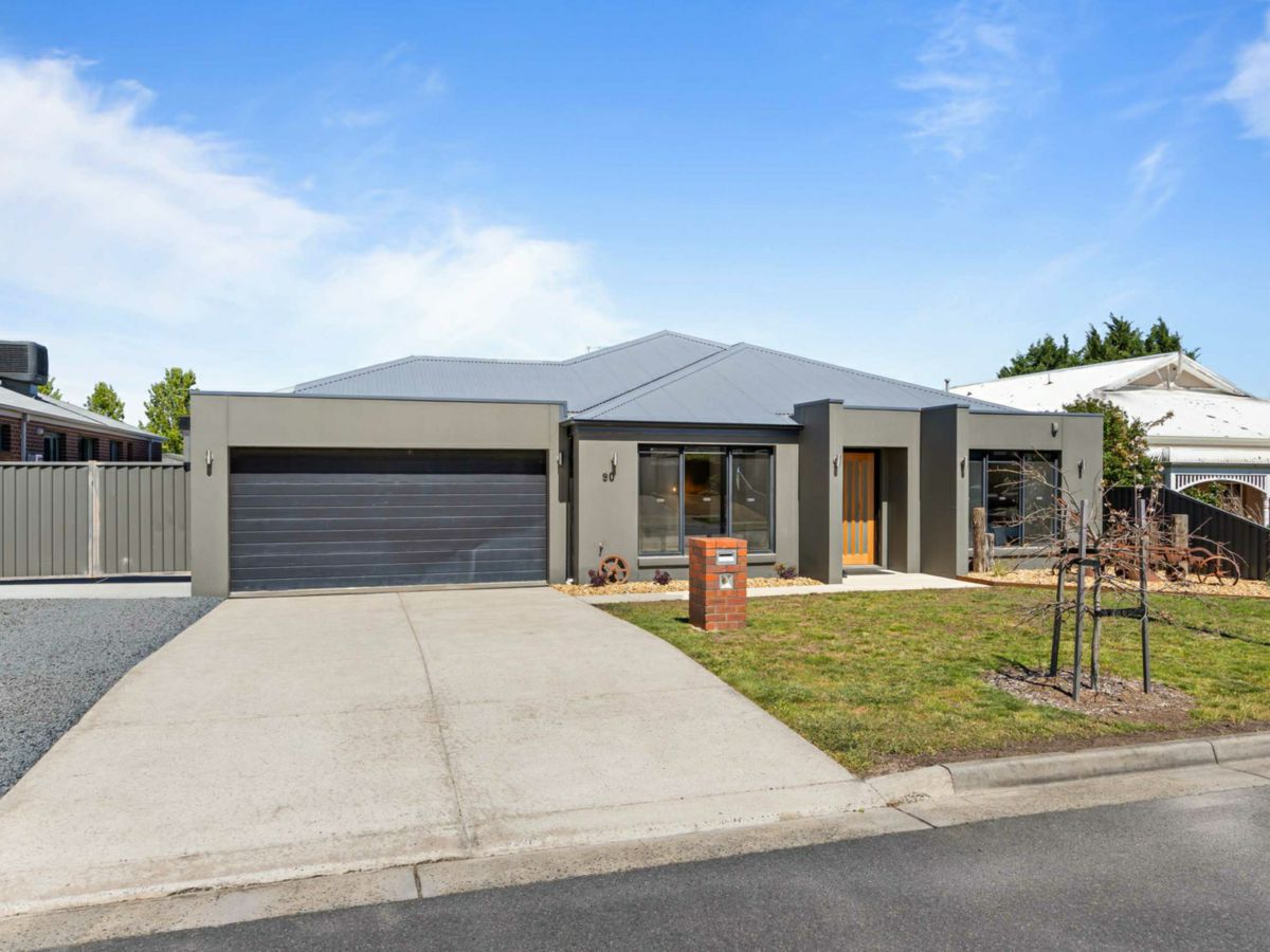 90 Alfredton Drive, Alfredton - image 1