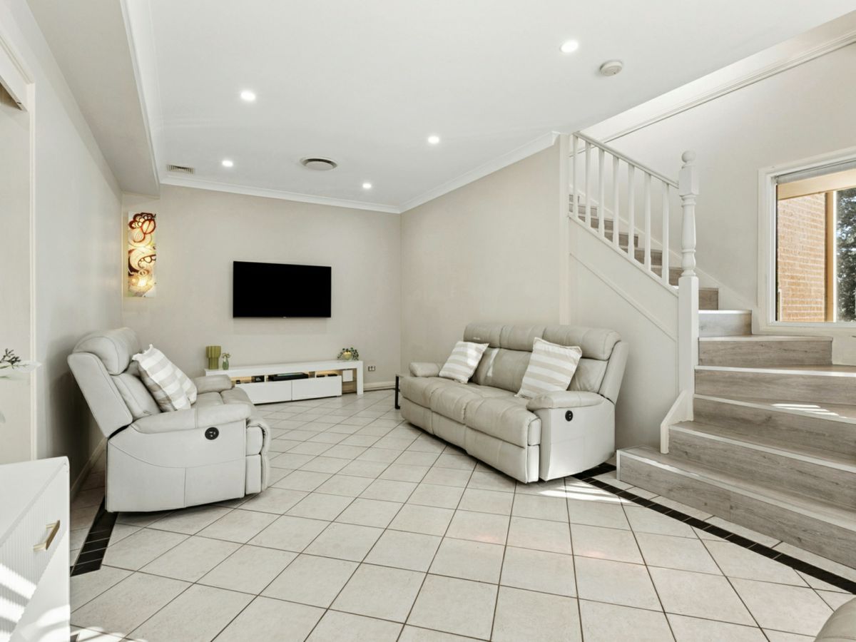 2/12 Yarra Vista Court, Yarrawarrah - image 2
