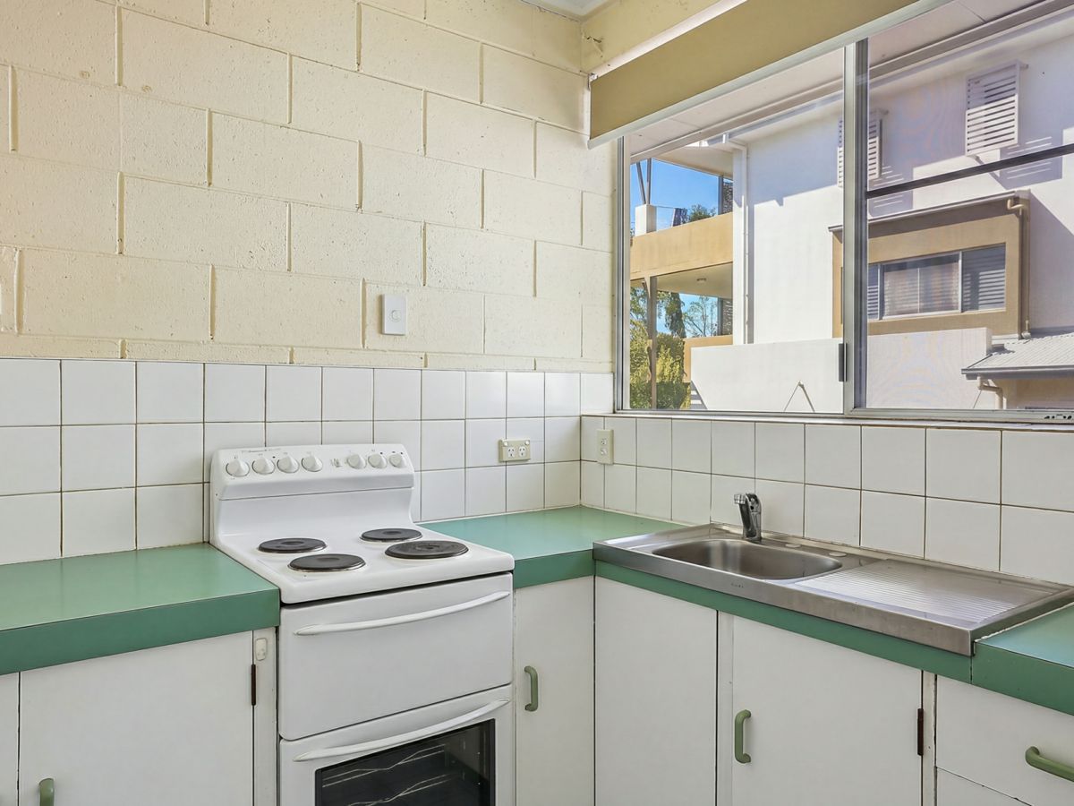 4/76 Cook Street, North Ward - image 2