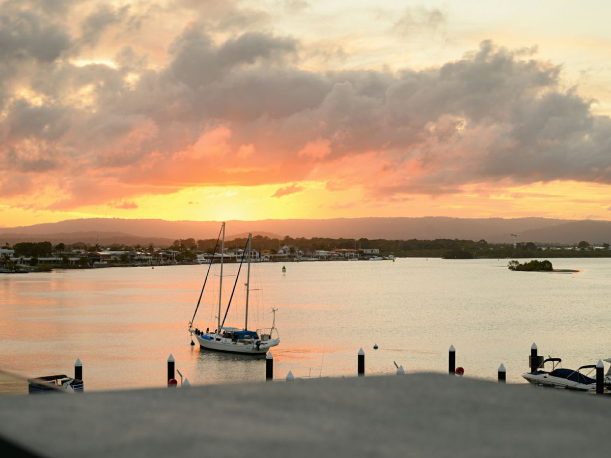 8/2 Marina Promenade, Paradise Point - image 1