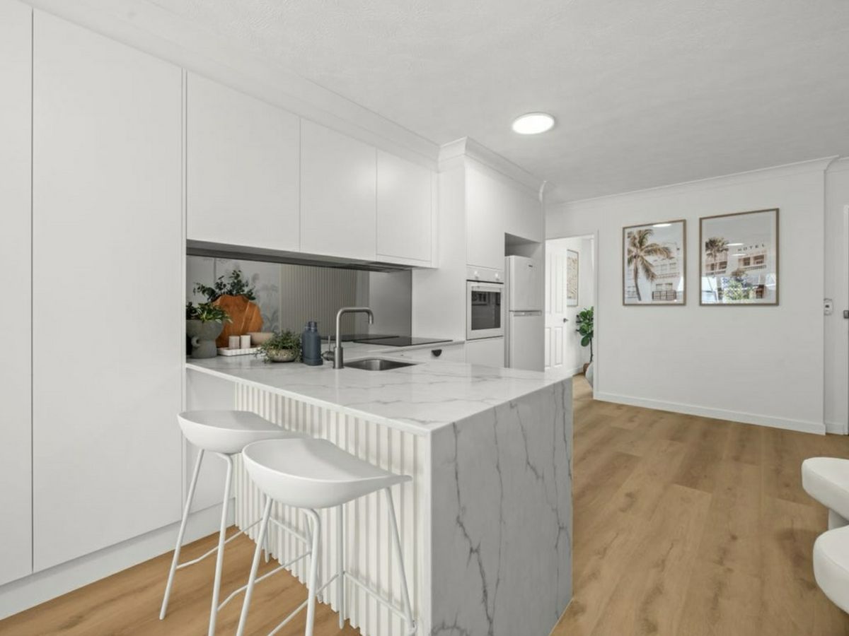 8/150 Marine Parade, Southport - image 1