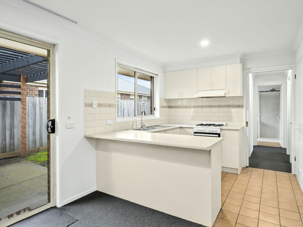1/37 Oakwood Crescent, Waurn Ponds - image 2