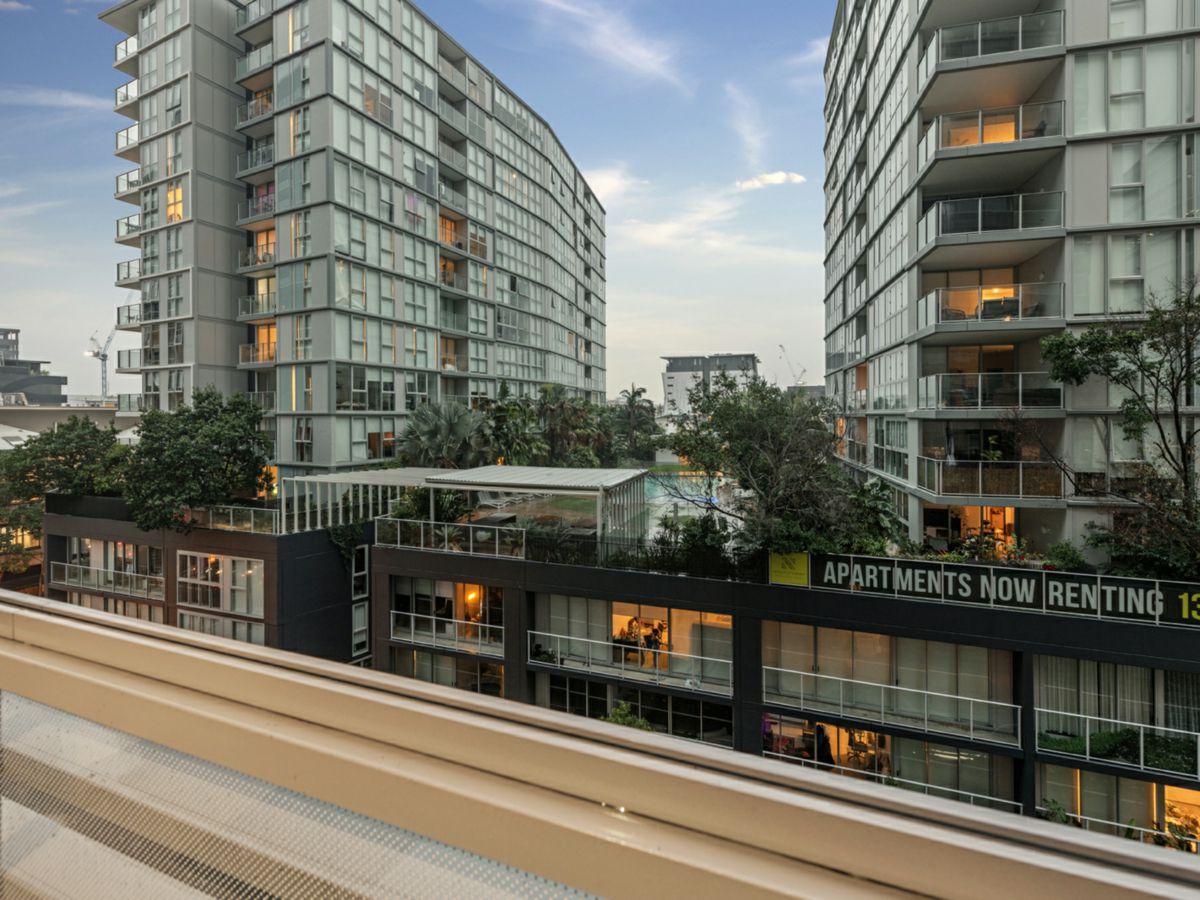 411/70 Longland Street, Newstead - image 2