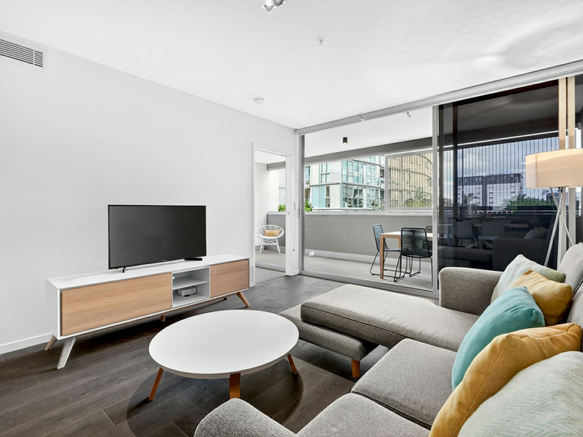 410/70 Longland Street, Newstead - image 2