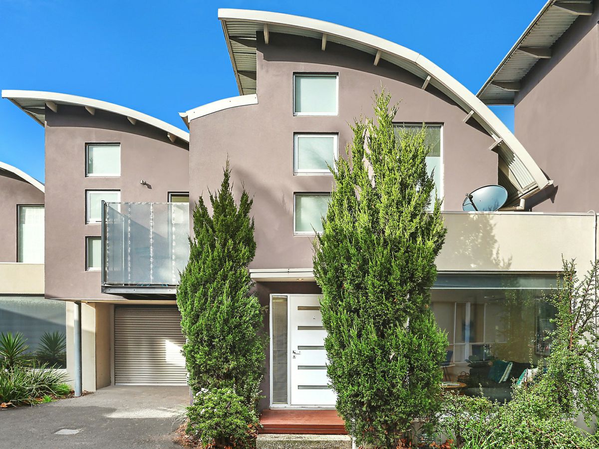 2/246 Barkly Street, St Kilda - image 1