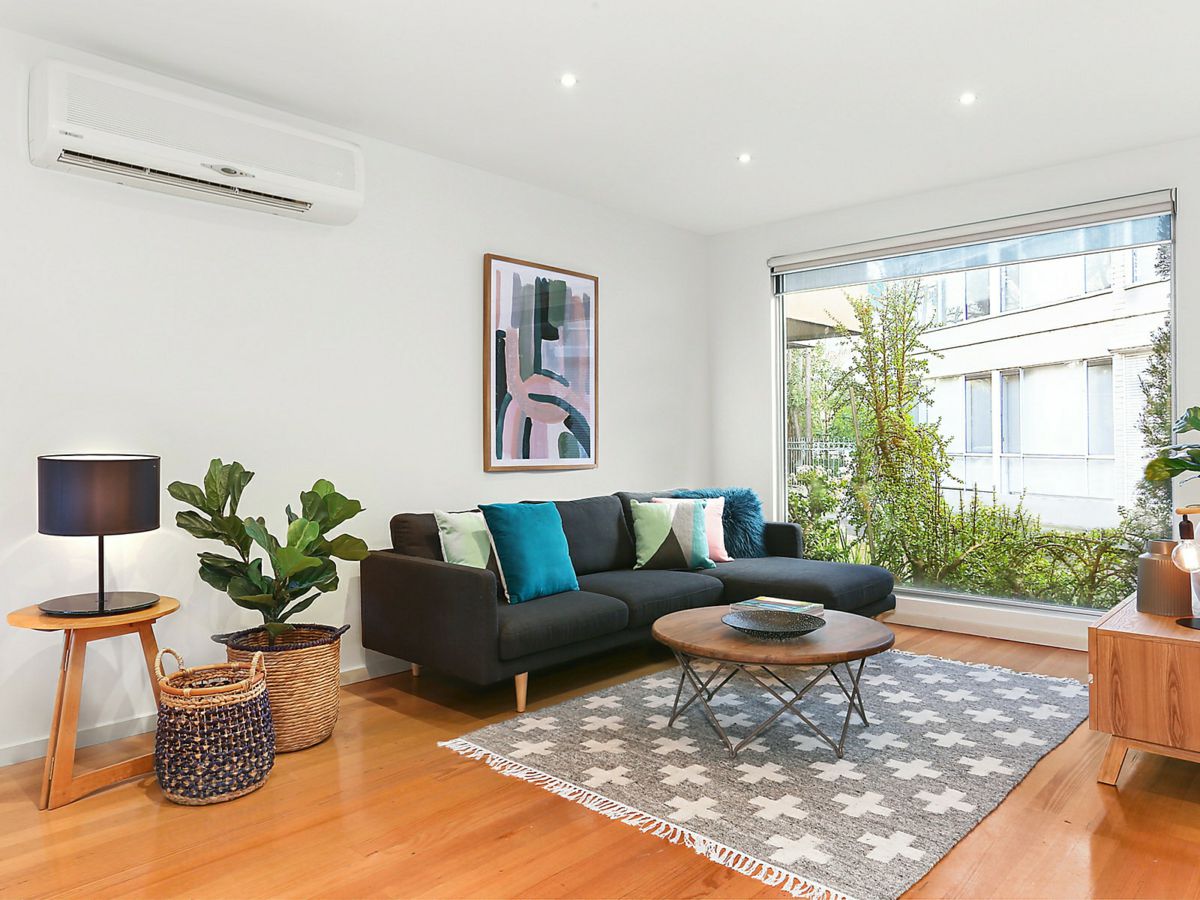2/246 Barkly Street, St Kilda - image 2