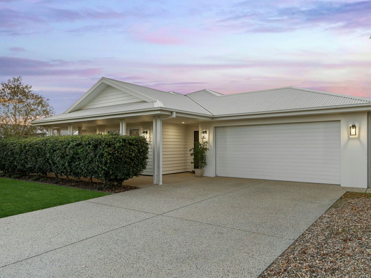 17 Bondi Crescent, Gobbagombalin - image 1