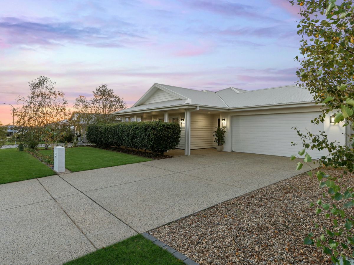 17 Bondi Crescent, Gobbagombalin - image 2