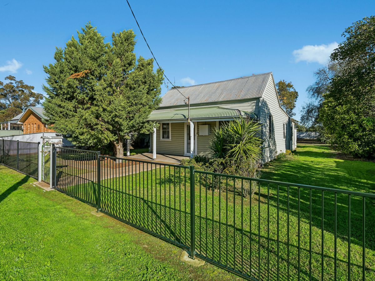 26 Bellevue Street, Temora - image 1
