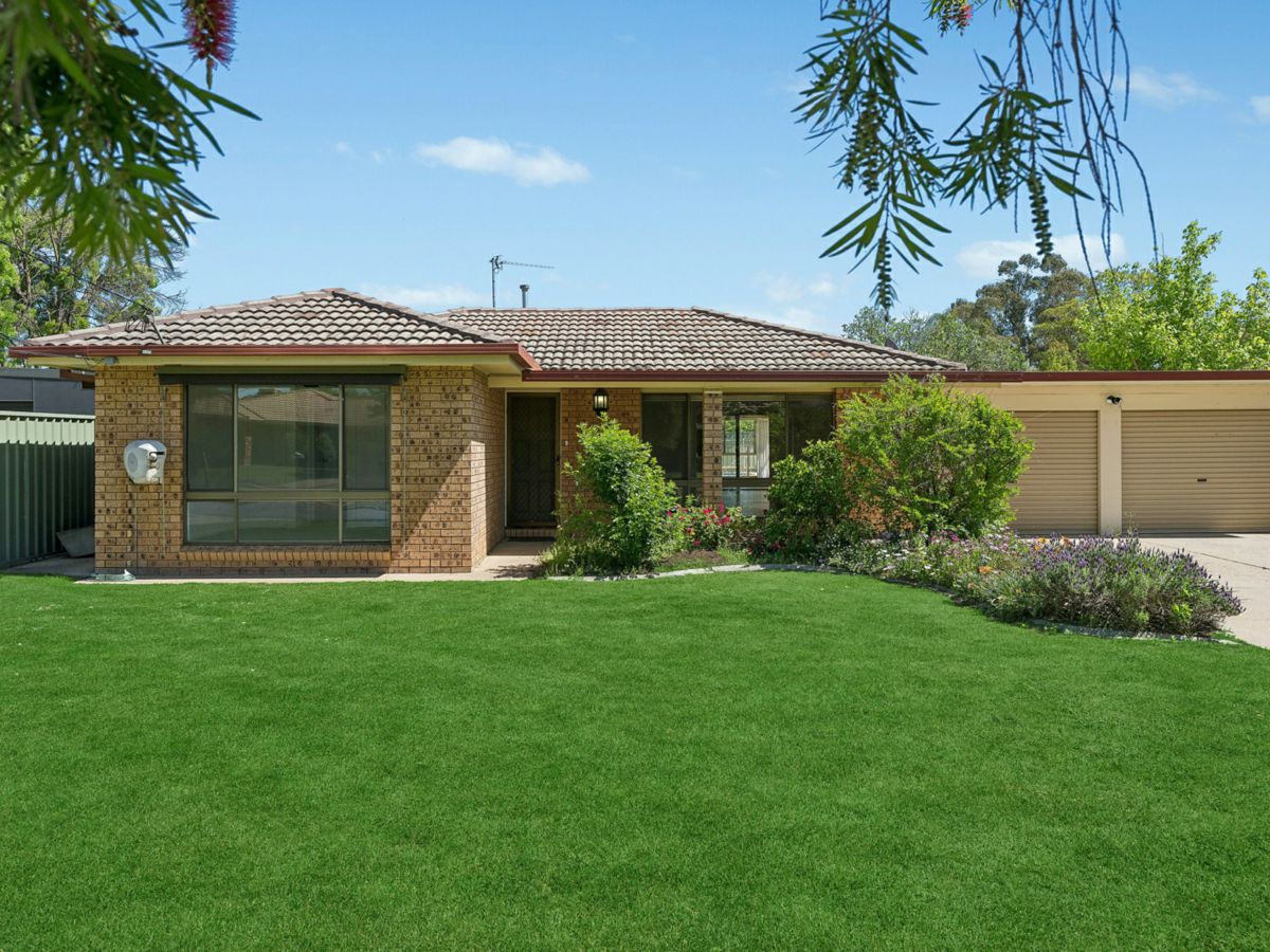 10 Grevillea Crescent, Lake Albert - image 1