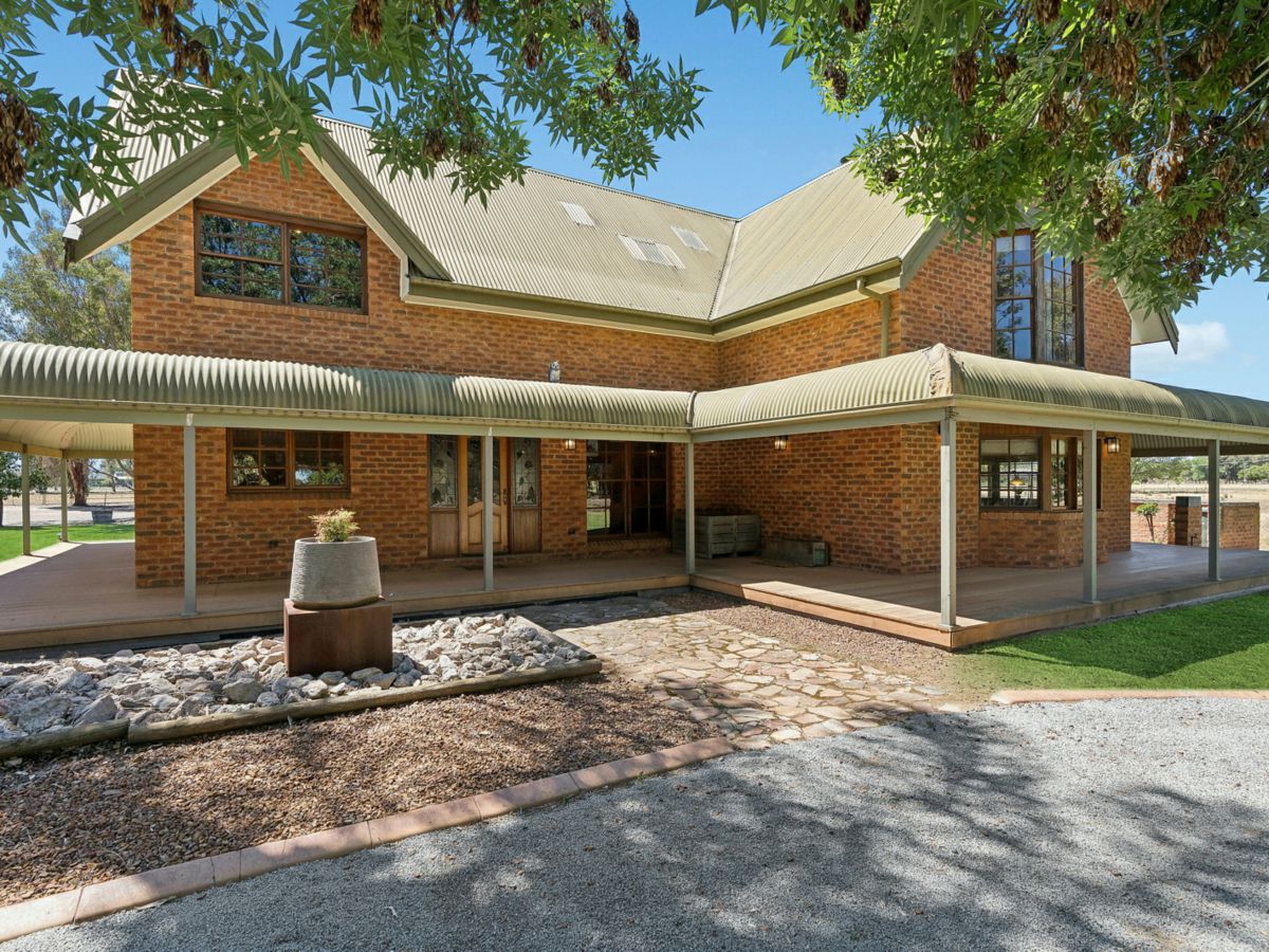 15 Merungle Hill Road, Leeton - image 1