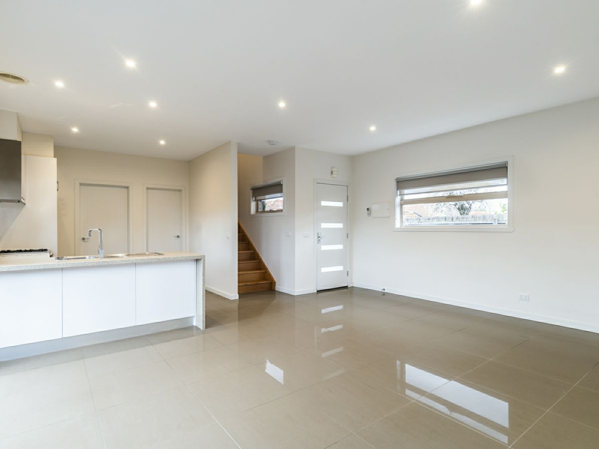 2/21 Surrey Street, Pascoe Vale - image 2