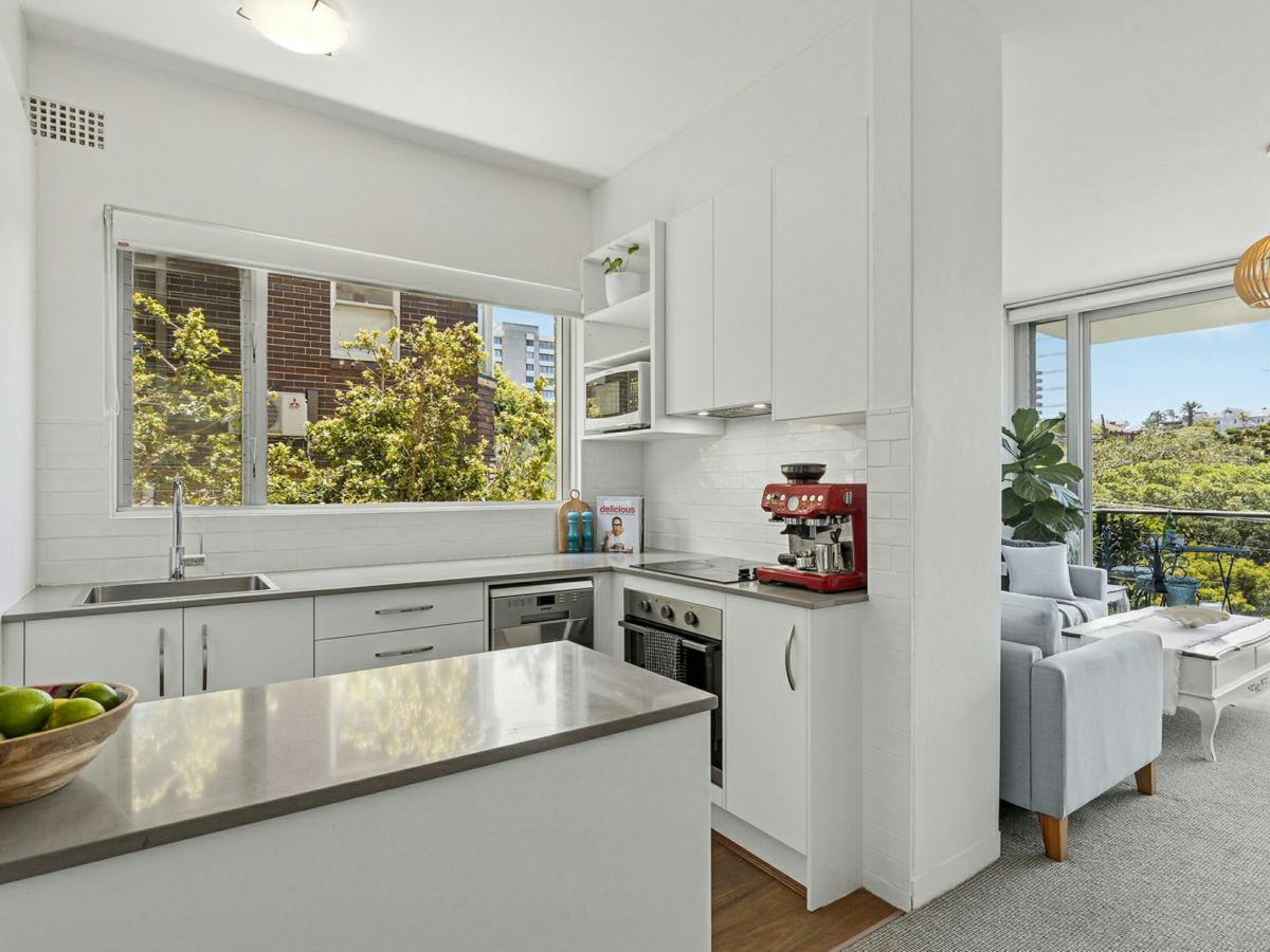 16/3 Tower Street, Manly - image 1