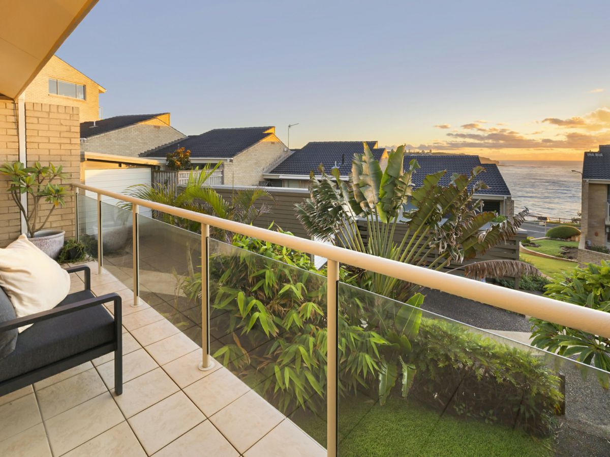 10/2 Beach Street, Curl Curl - image 1