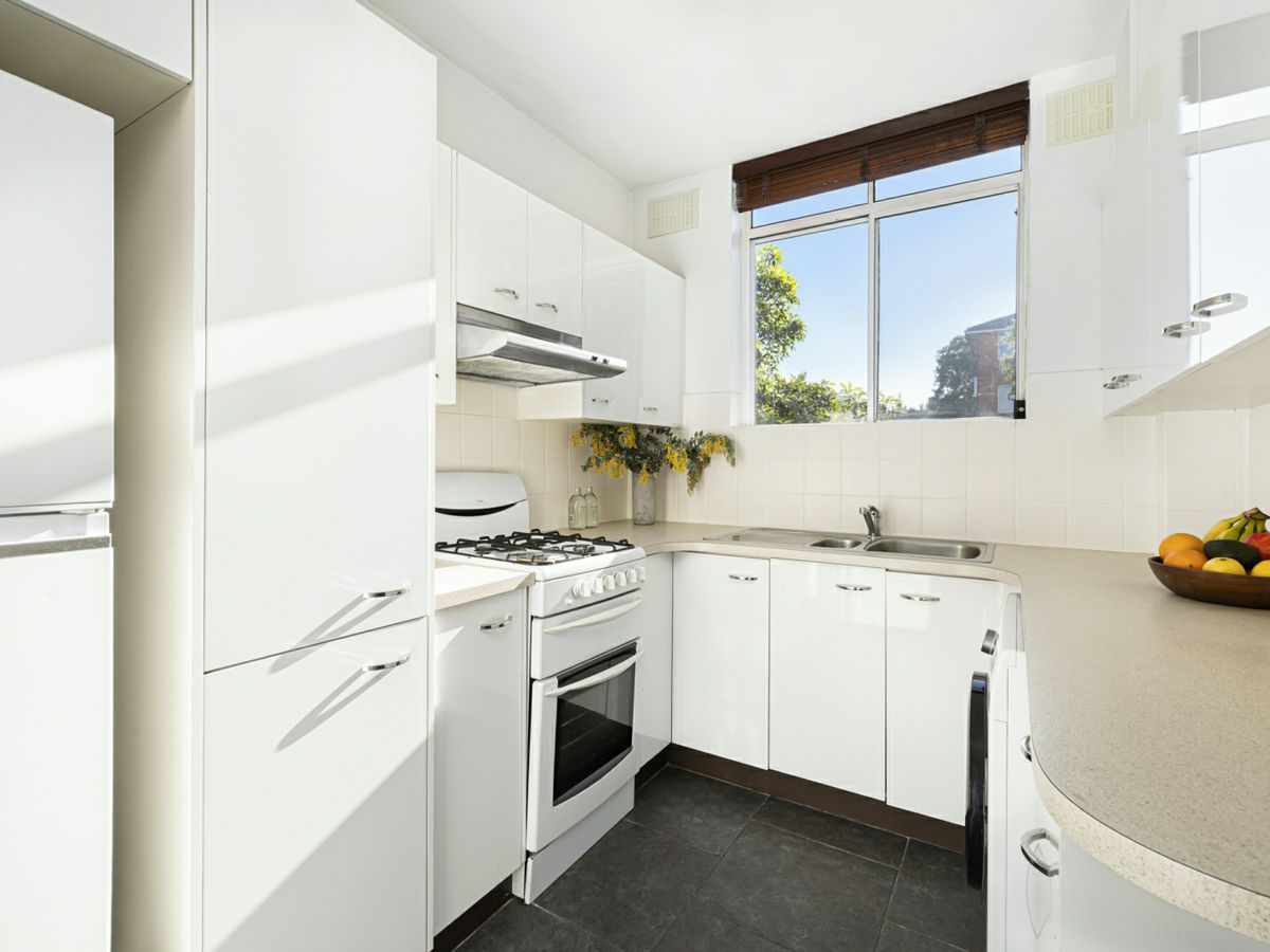 8/132 Queenscliff Road, Queenscliff - image 2