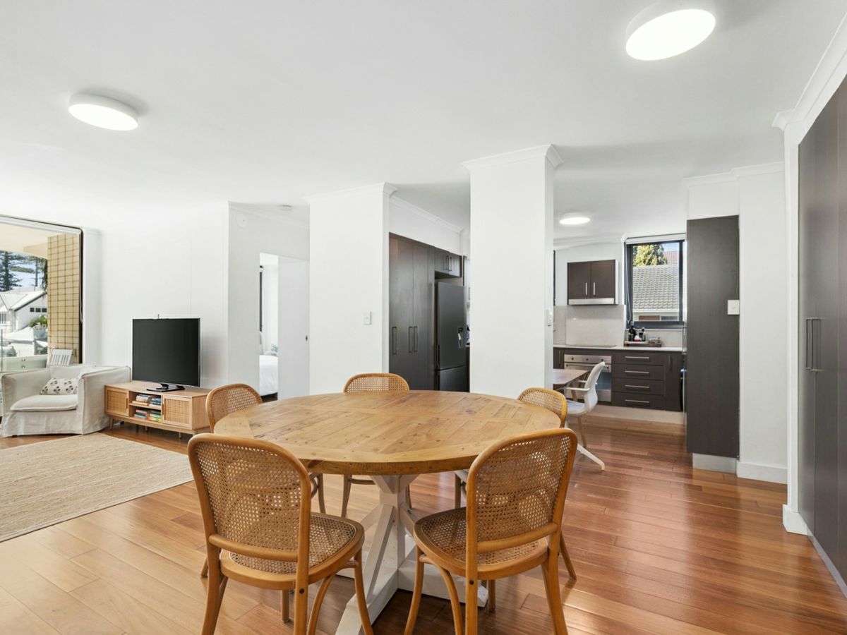 2/33 Malvern Avenue, Manly - image 2