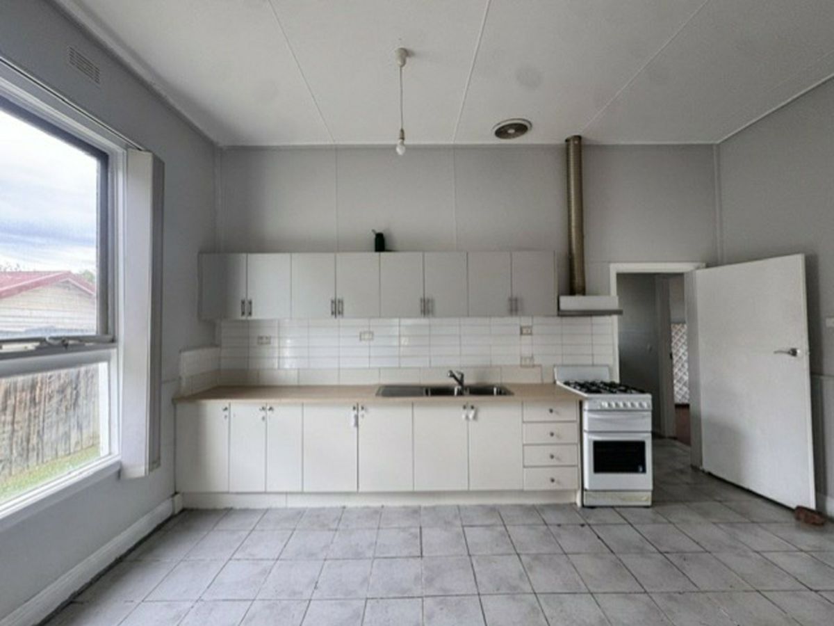 142 Derby Street, Sunshine - image 2